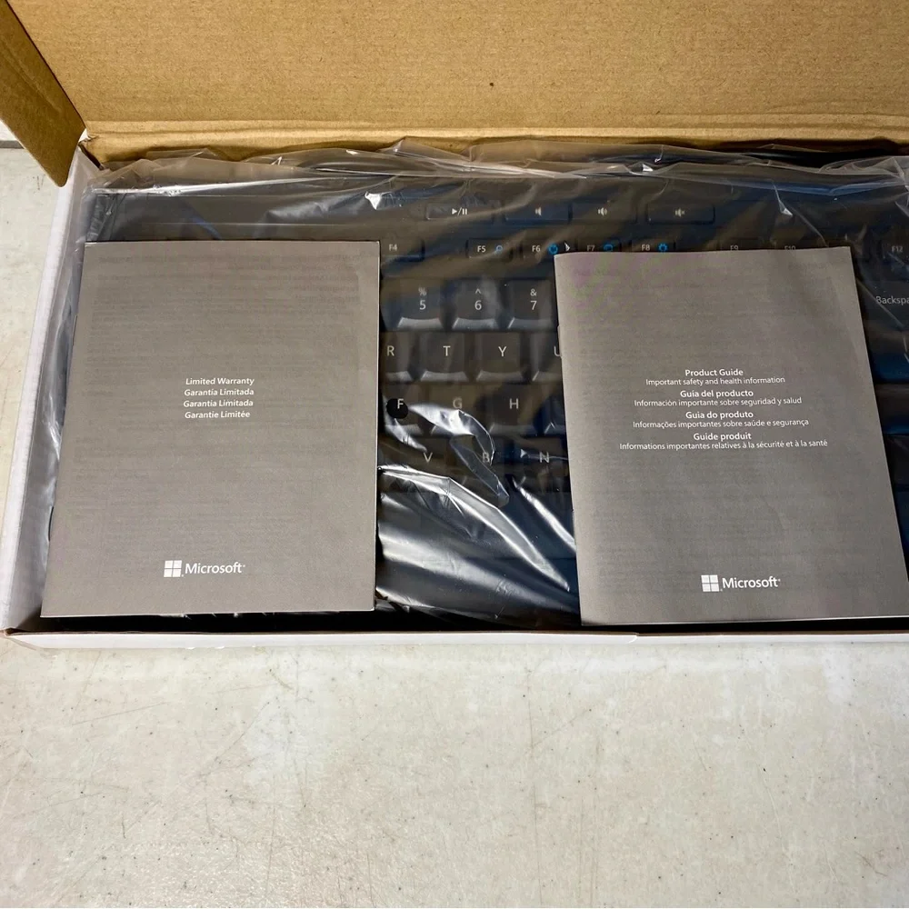 Microsoft Wired Keyboard 600 Black Model 1576 Quiet-Touch Keys Spill-Resistant